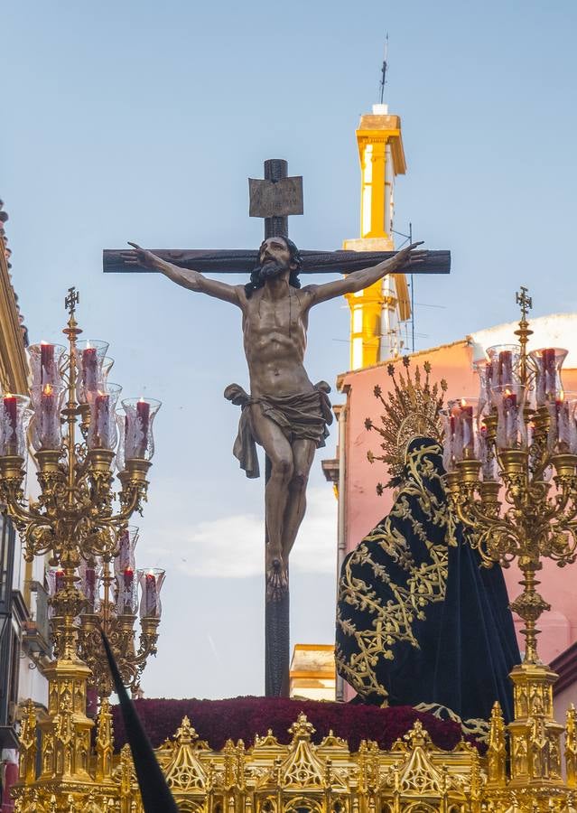 En imágenes, desfile procesional de la hermandad de Santa Cruz el Martes Santo