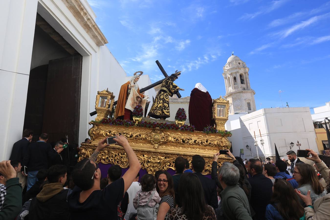 FOTOS: Sanidad brilla con su esplendor en el Martes Santo de Cádiz