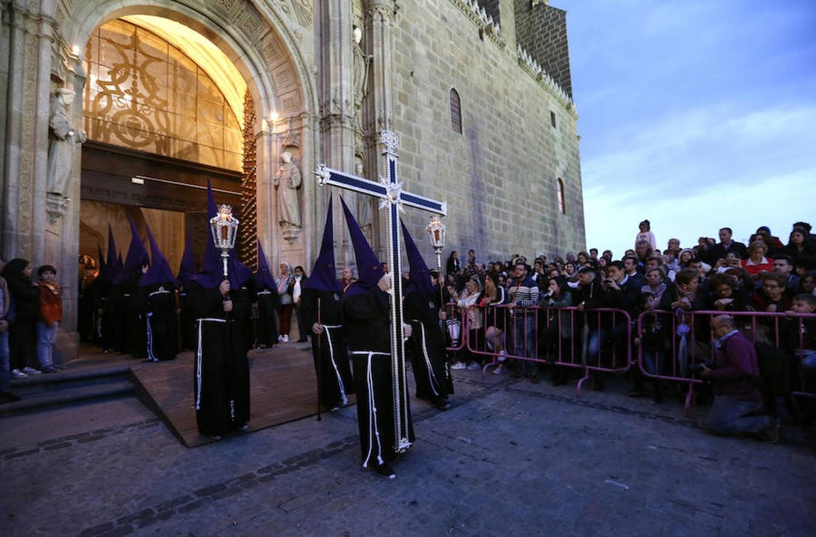 El Cristo Redentor y el de la Humildad procesionan en Toledo