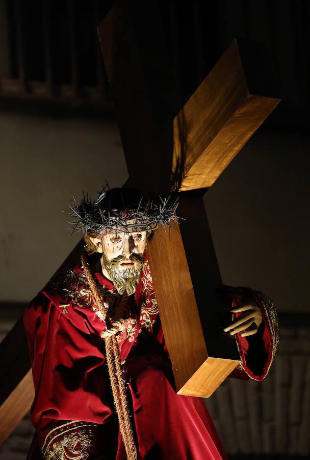 El Cristo Redentor y el de la Humildad procesionan en Toledo