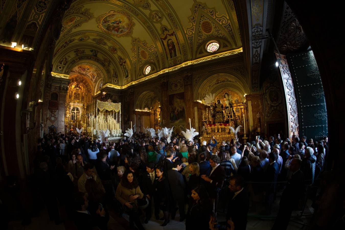 Los fieles se acercan hasta la Basílica de la Macarena