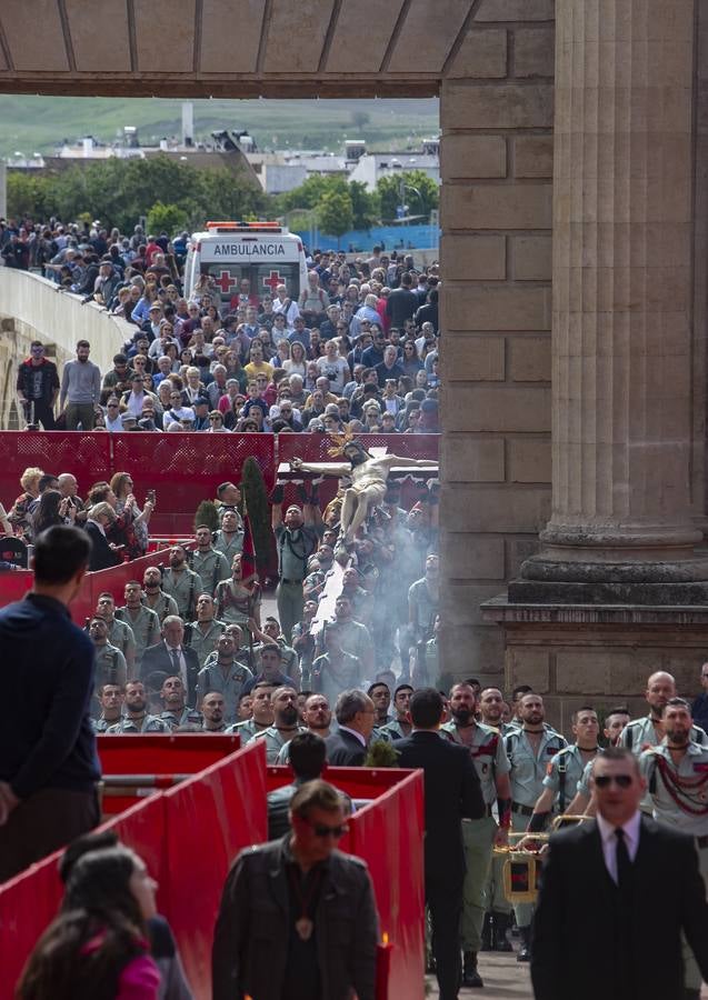 El vía crucis de la Caridad de Córdoba, en imágenes