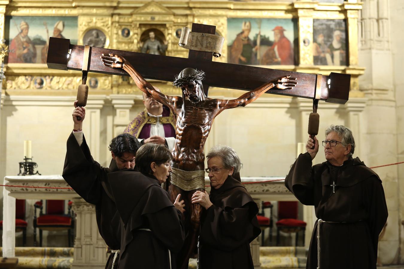 El Cristo de la Buena Muerte desfiló por las naves de San Juan de los Reyes