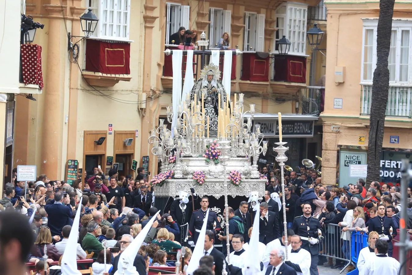 FOTOS: Santo Entierro en la Semana Santa de Cádiz 2019