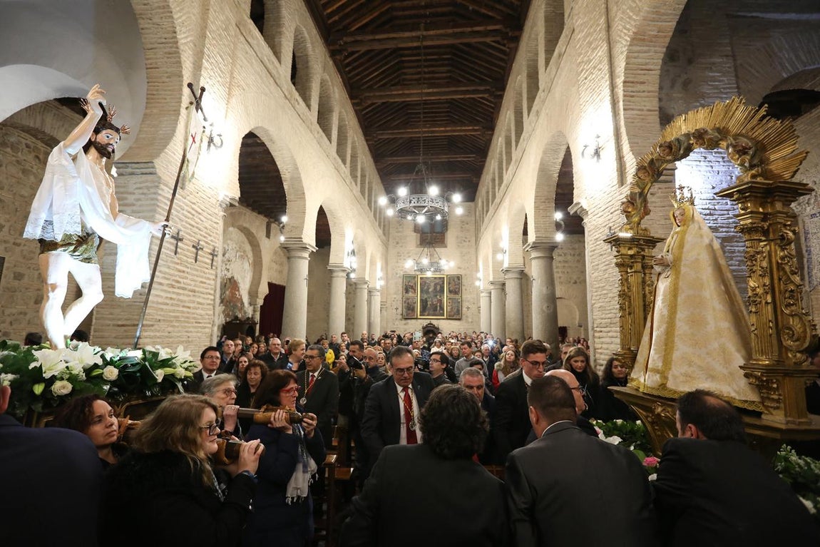 Encuentro entre la Virgen de la Alegría y el Cristo Resucitado en Toledo, en imágenes