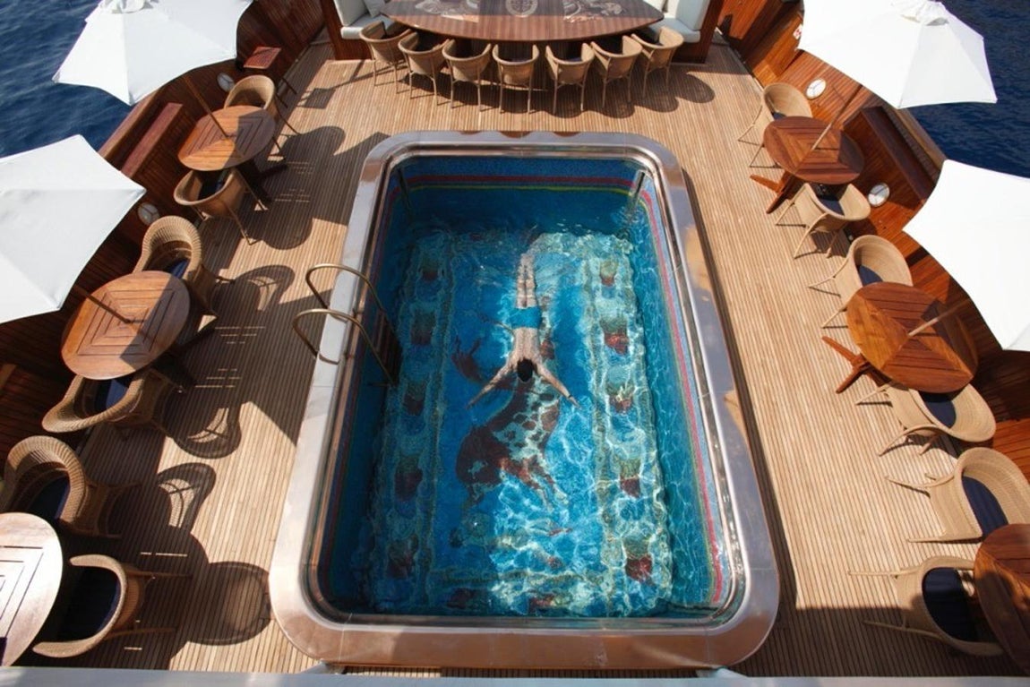 Resurrección. Durante más de 10 años lel barco cayó en desuso, lo que supuso un importante deterioro de sus instalaciones y mecánica. Presa de la nostalgia y consciente del potencial de la embarcación, un amigo cercano del viejo Onassis compró el yate y lo devolvió a la vida