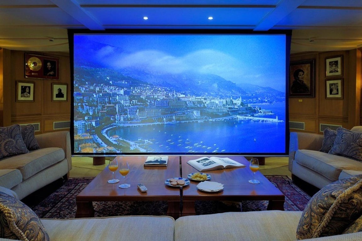 Distribución. El yate se distribuye en 17 dormitorios en suite en las que cómodamente pueden alojarse 38 pasajeros. Cuenta con varios salones, discoteca, peluquería, spa con dos masajistas, zonas de entretenimiento, cine, enormes terrazas con vistas al océano, jacuzzi y una enorme piscina en la proa. La cubierta tiene espacio de sobra para establecer zonas de solarium y salones al aire libre