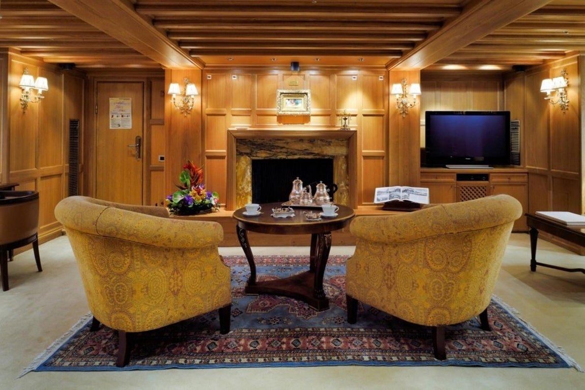 Interiores. Los espacios están perfectamente distribuidos y acabados con elementos nobles y muebles de diseño clásico. El barco, de 90 metros de eslora, puede navegar con hasta 157 personas más los 38 miembros de la tripulación