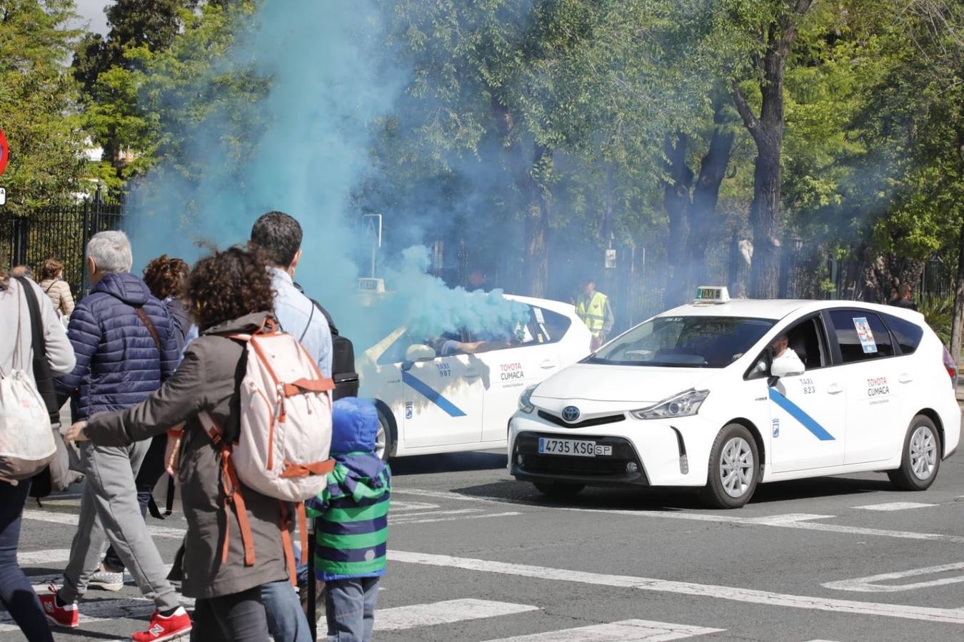 La protesta de los taxistas por las calles de Sevilla, en imágenes