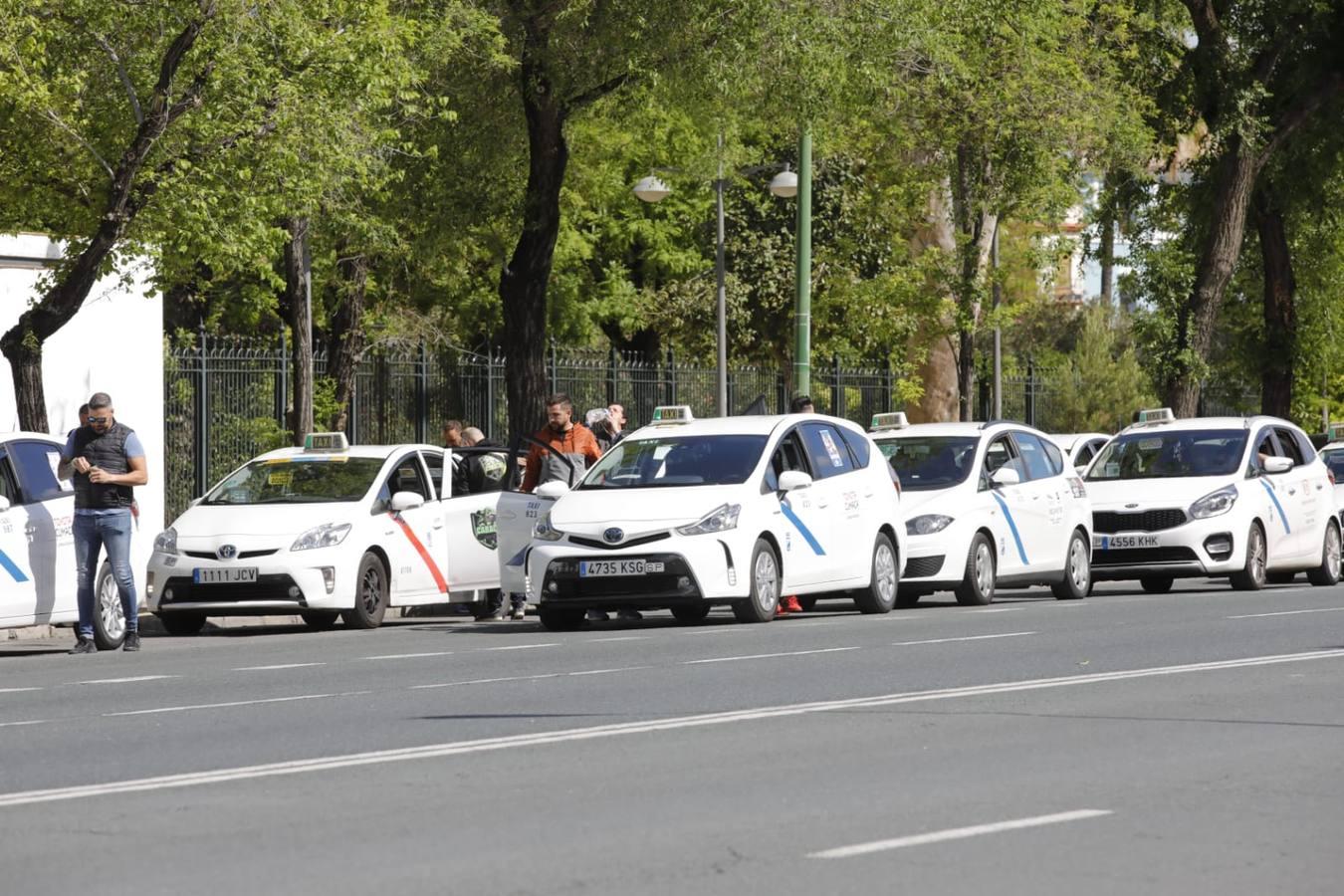 La protesta de los taxistas por las calles de Sevilla, en imágenes