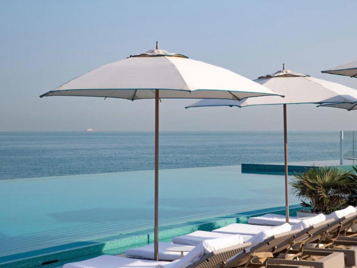 Siete estrellas. Se construyó en 1999 y sus 321 metros de altura lo convirtieron en el hotel más alto del mundo. Presumió antes que ningún otro de la catergoría "seven stars"