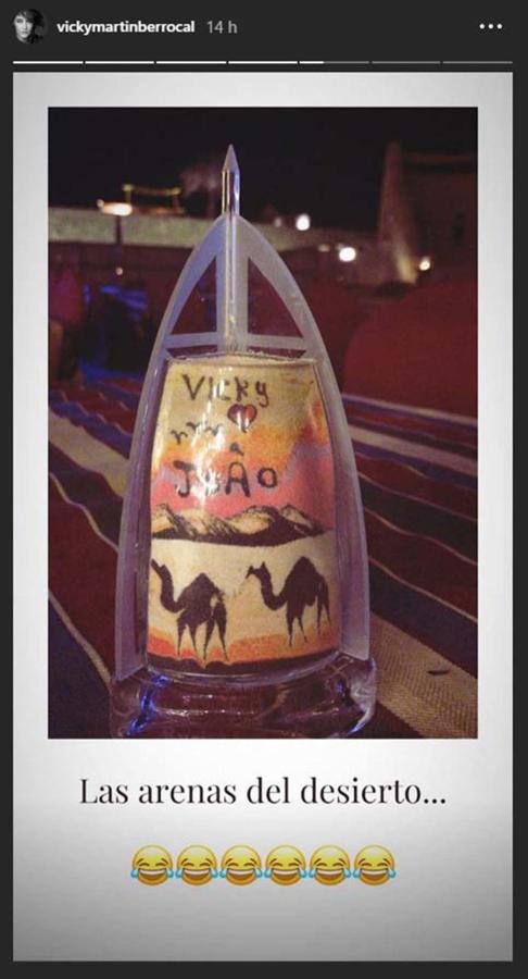 Souvenirs. La diseñadora comparte en las distintas redes sociales cada momento de sus vacaciones, souvenirs incluidos. En la imagen se ve un recipiente de recuerdo que imita la forma del hotel y está relleno de arenas del desierto