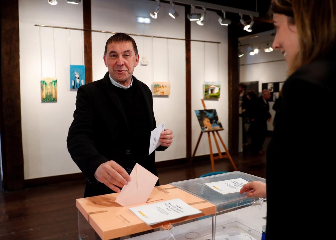 Otegi, en Elgoibar. El secretario general de EH Bildu, Arnaldo Otegi,ejerce su derecho al voto en la Casa de Cultura de Elgoibar (Gipuzkoa).