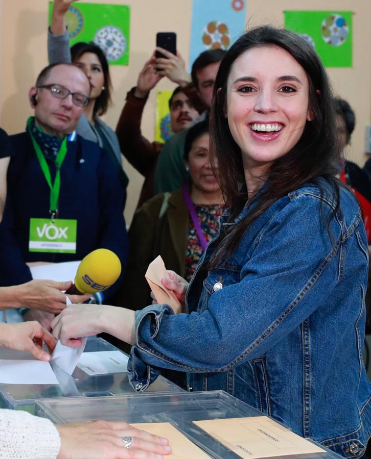 Irene Montero, después que Pablo. La número 2 de Unidas Podemos por Madrid vota en la mesa electoral del colegio Público de La Navata .