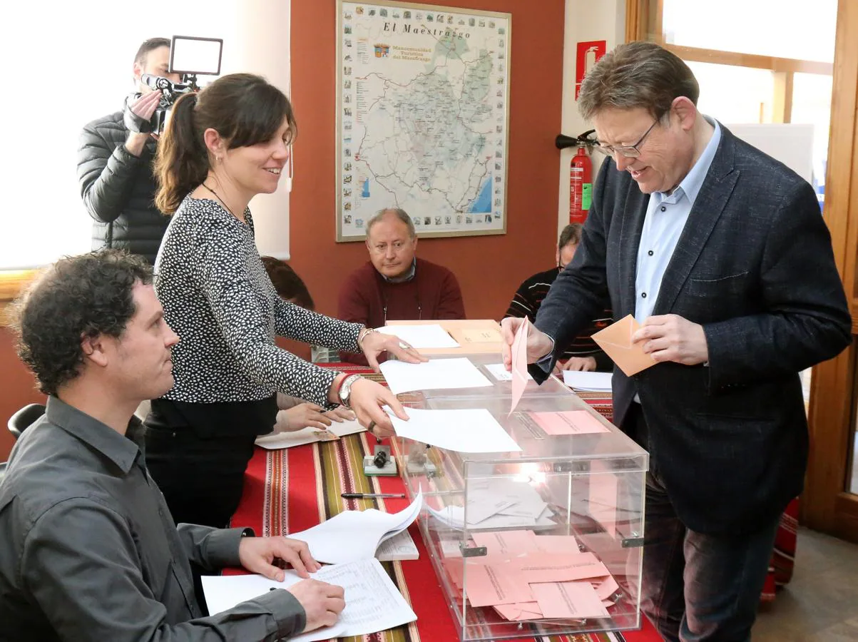 Puig va a Castellón a votar. Ximo Puig, mientras su derecho al voto para las elecciones generales y autonómicas del 28-A en un colegio electoral de Morella (Castellón)