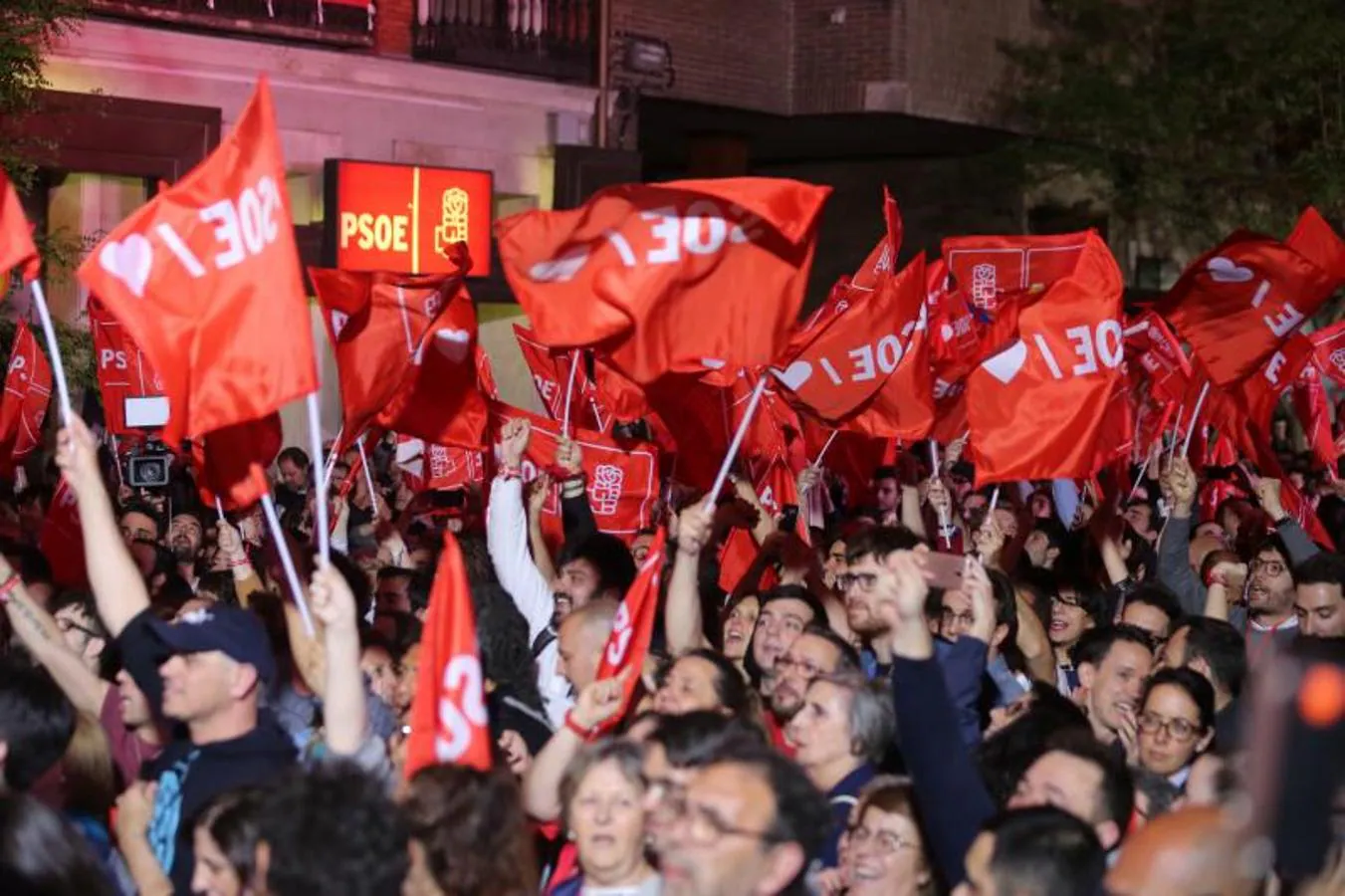 Los votantes del PSOE celebran el resultado. 
