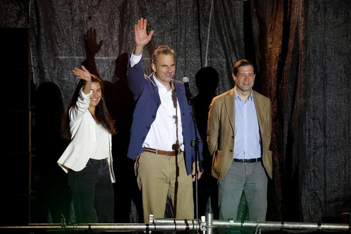 El secretario general de Vox, Javier Ortega Smith, valora los resultados electorales en la madrileña plaza Margaret Thatcher. 