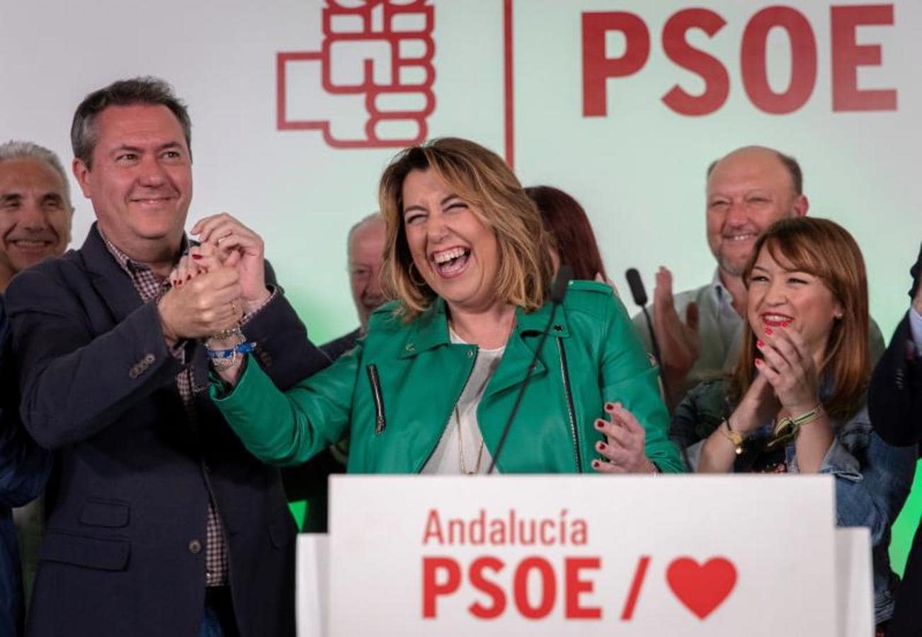 La secretaria general del PSOE andaluz, Susana Díaz (c), junto al alcalde de Sevilla, Juan Espadas (i). 