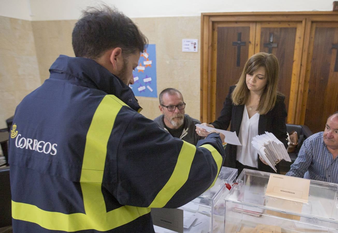 Fotos: Jóvenes y mayores pasan por los colegios electorales