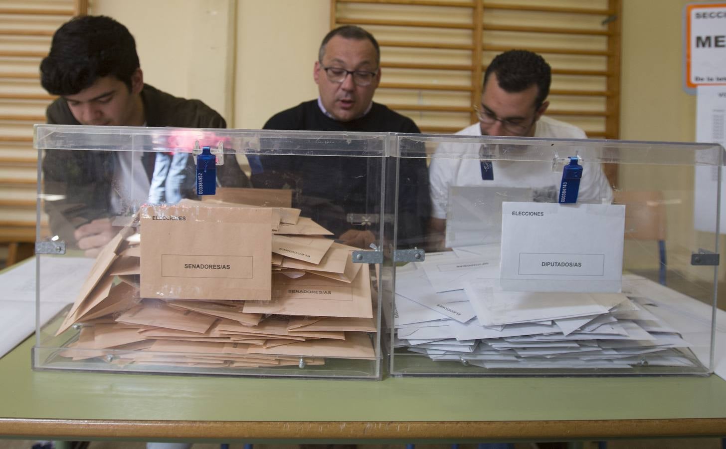 Fotos: Jóvenes y mayores pasan por los colegios electorales