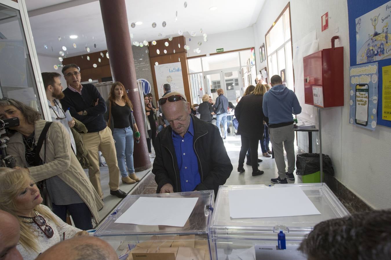 Fotos: Jóvenes y mayores pasan por los colegios electorales