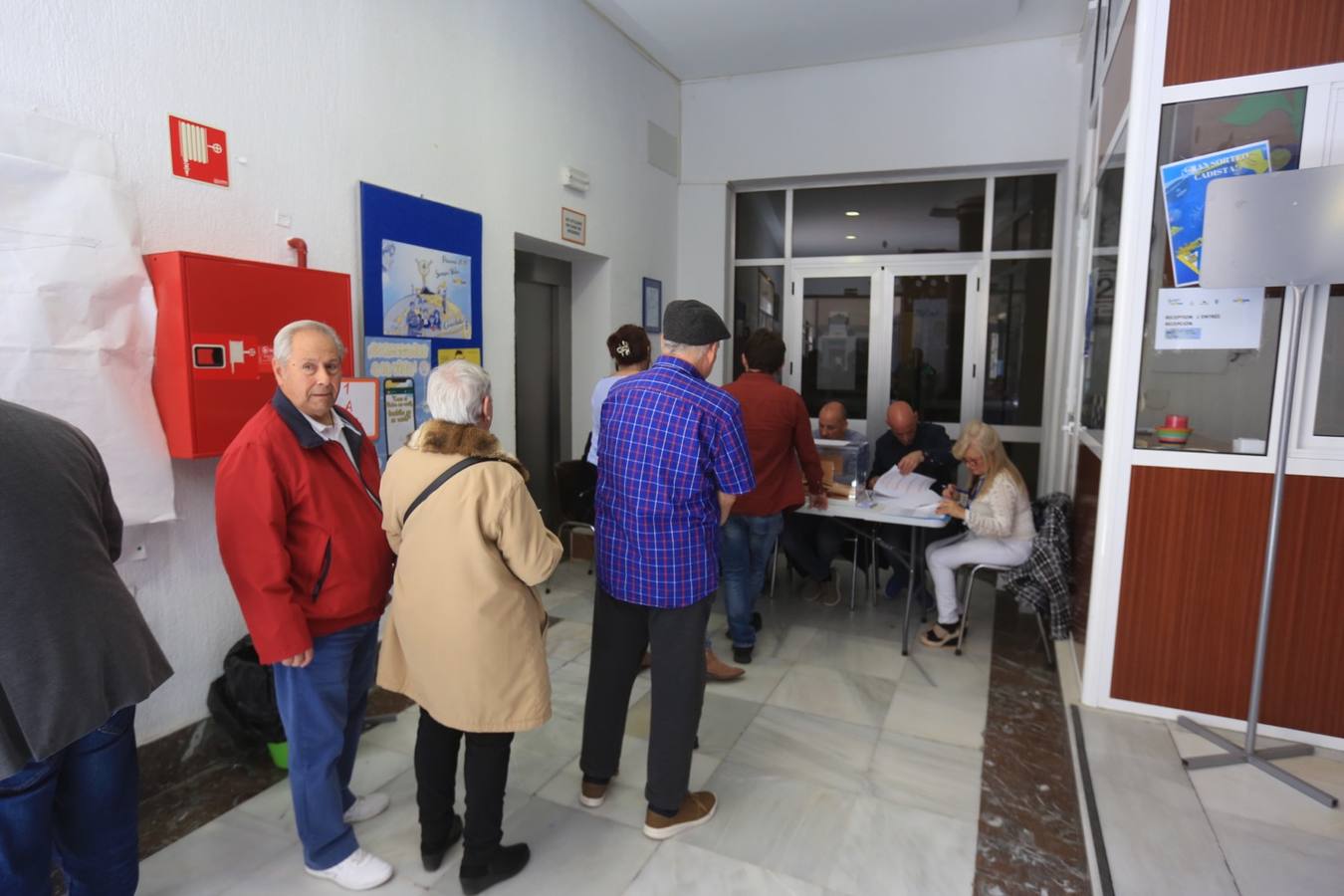 Fotos: Jóvenes y mayores pasan por los colegios electorales