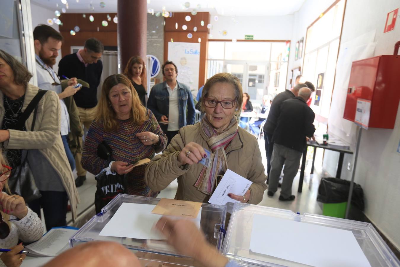 Fotos: Jóvenes y mayores pasan por los colegios electorales