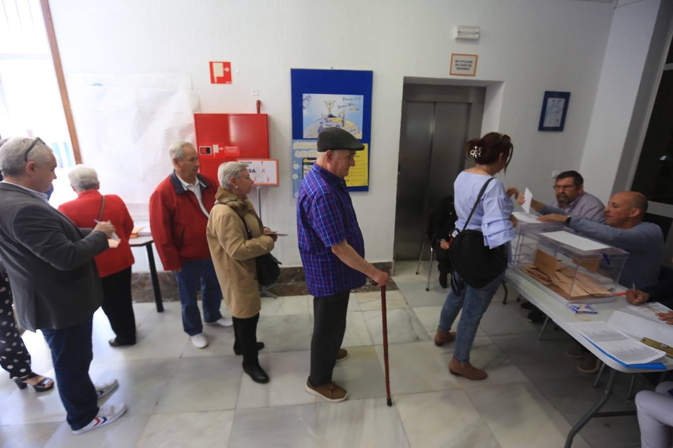 Fotos: Jóvenes y mayores pasan por los colegios electorales