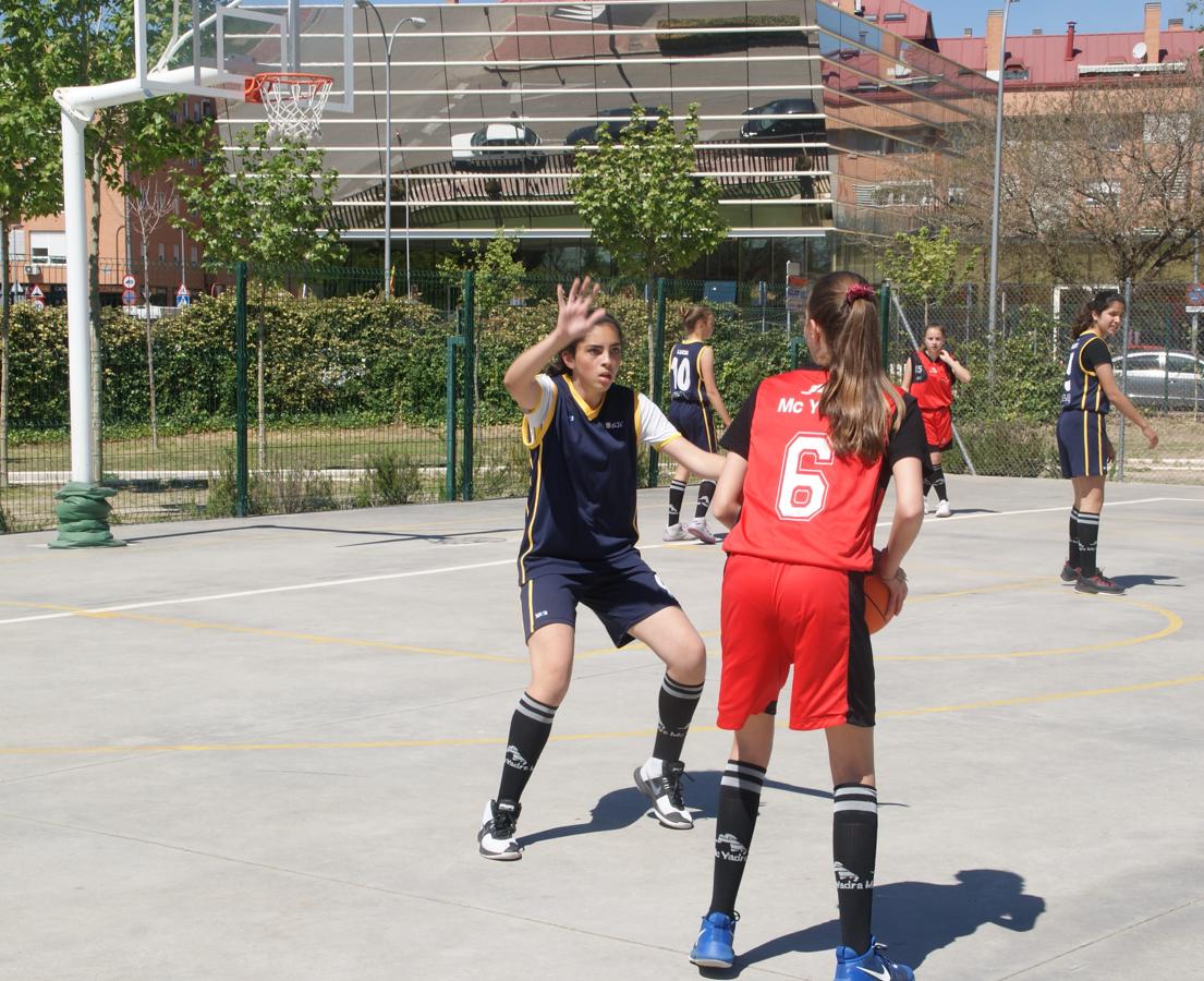 Las mejores imágenes del encuentro entre el San Juan Evangelista y el Jesús Gutenberg