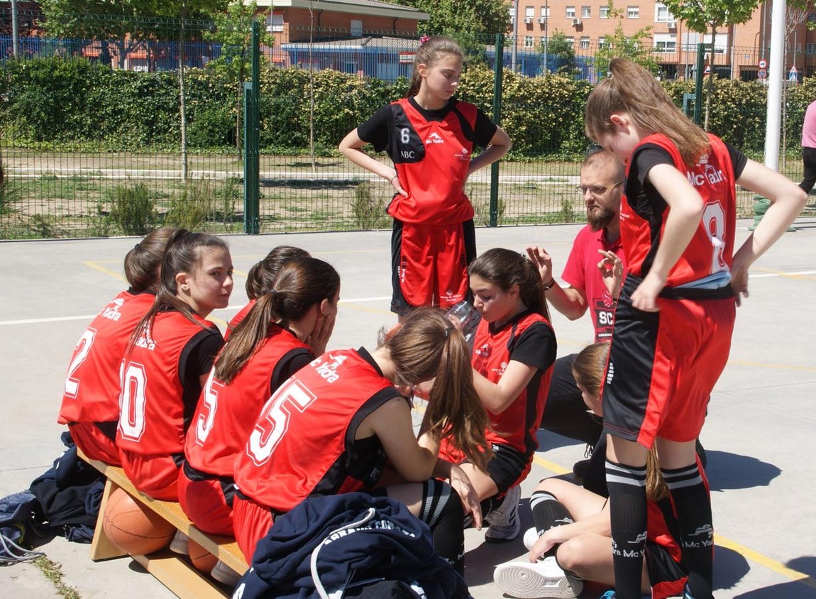 Las mejores imágenes del encuentro entre el San Juan Evangelista y el Jesús Gutenberg. 