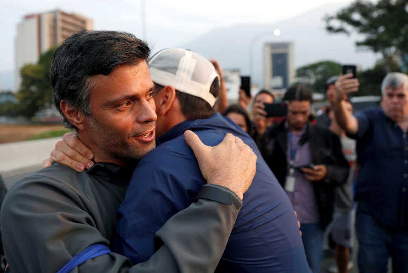 Leopoldo López recibe un abrazo en La Carlota. 