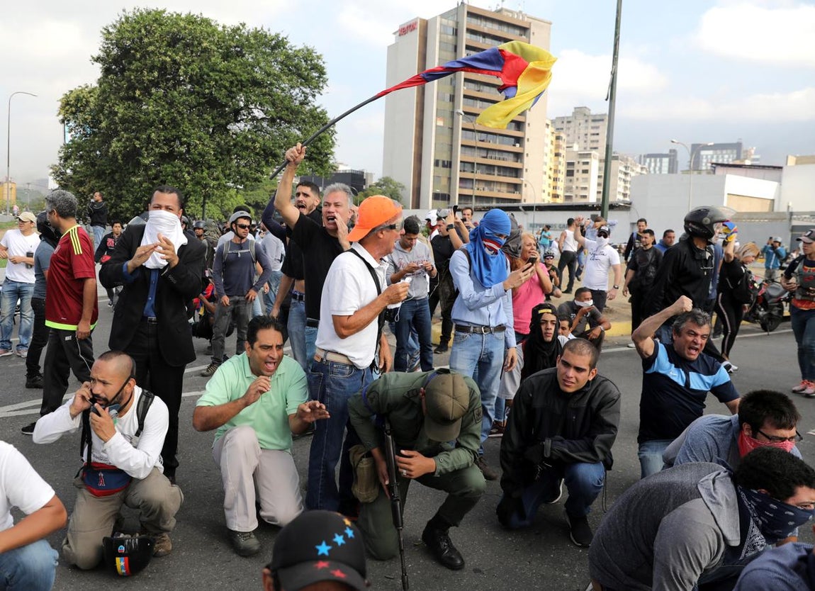 Grupos de venezolanos en la base aérea Generalísimo Francisco de Miranda en Caracas. 