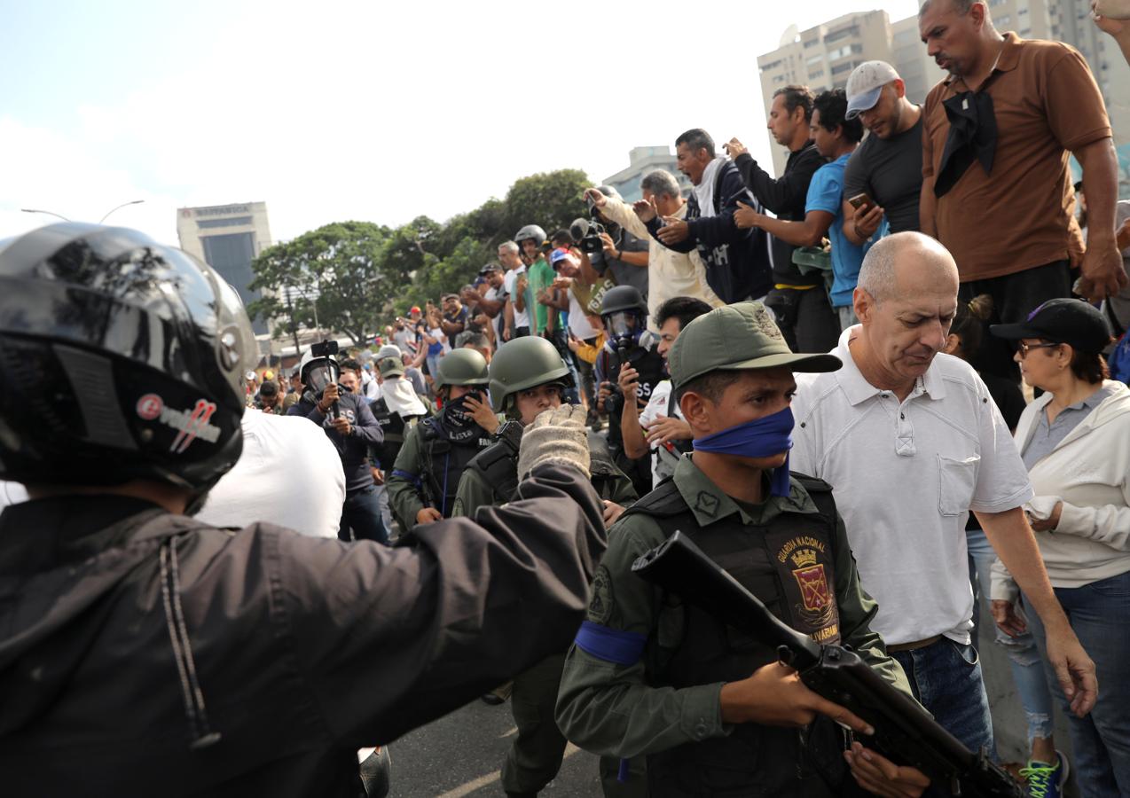 Militares son aplaudidos por la gente en La Carlota. 