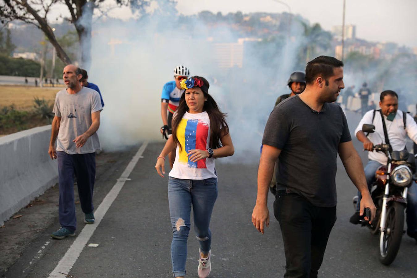 Las fuerzas de Maduro reprimen con gases lacrimógenos a civiles que se acercaban a La Carlota. 