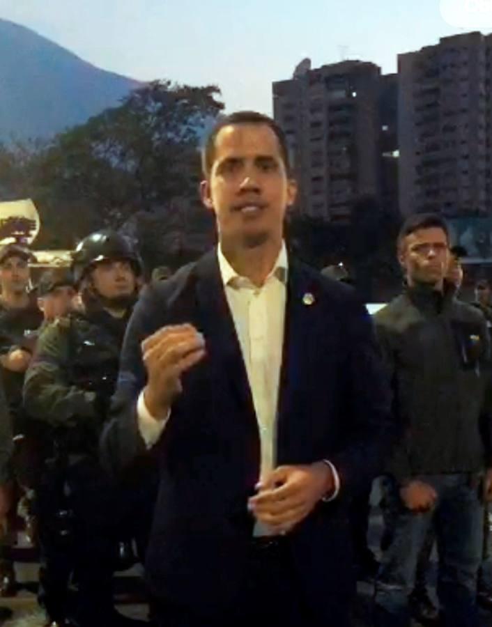 Captura del vídeo que ha difundido Juan Guaidó llamando a la movilización de los militares. 