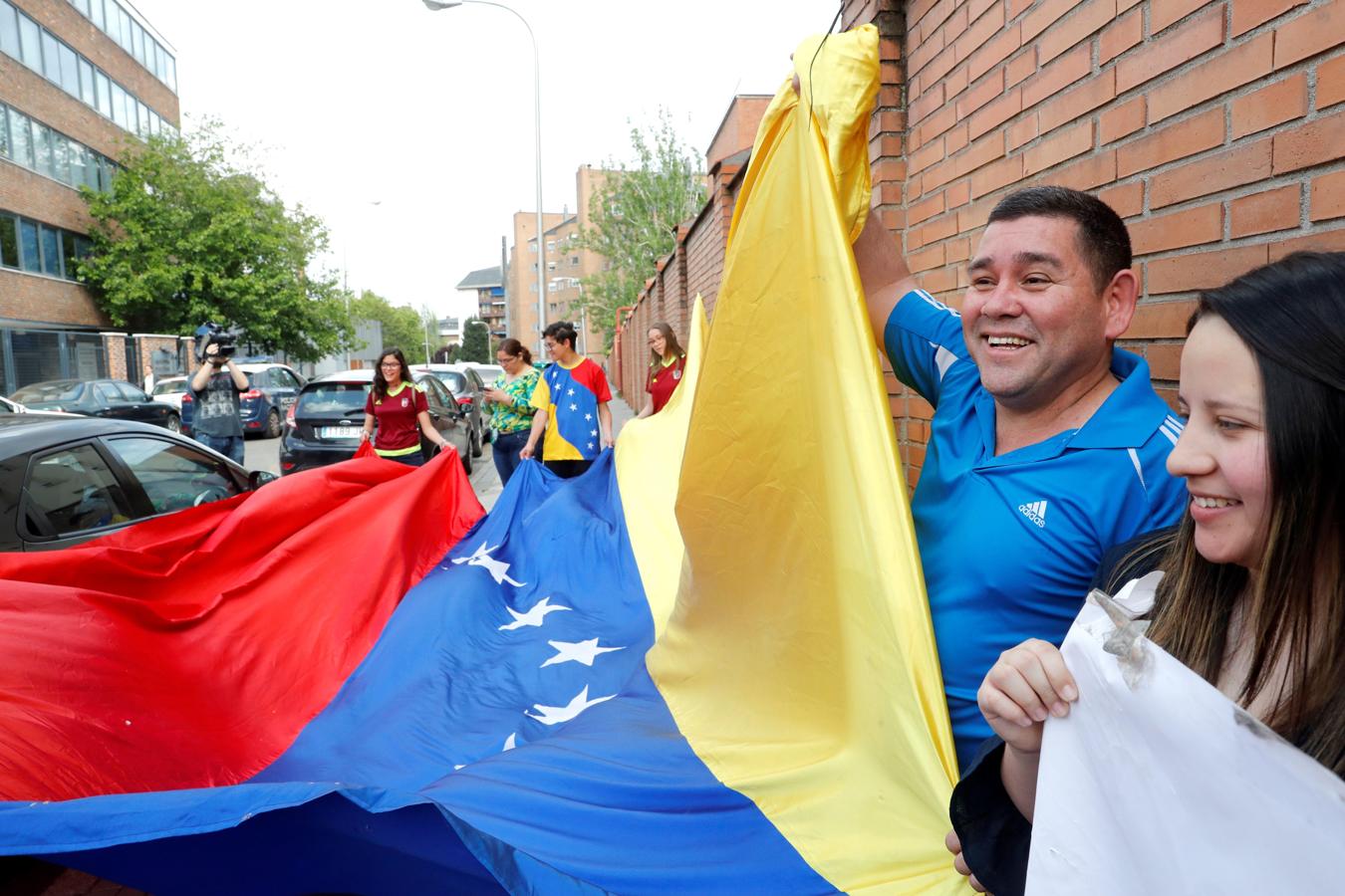 Afines a Juan Guaidó se han concentrado junto al consulado de Venezuela en Madrid. 