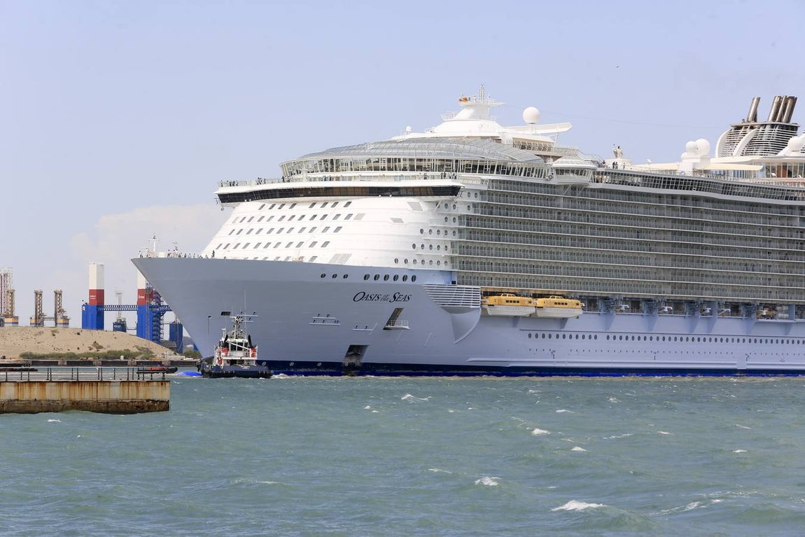 FOTOS: El Oasis zarpando de Cádiz