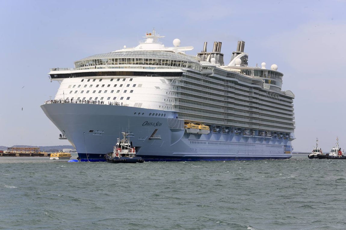 FOTOS: El Oasis zarpando de Cádiz