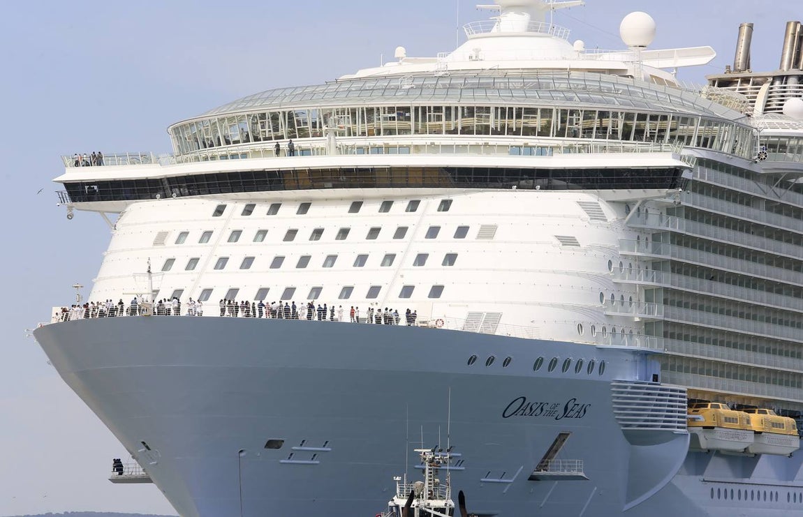 FOTOS: El Oasis zarpando de Cádiz