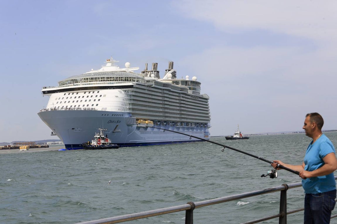 FOTOS: El Oasis zarpando de Cádiz