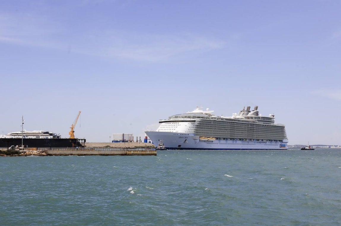 FOTOS: El Oasis zarpando de Cádiz