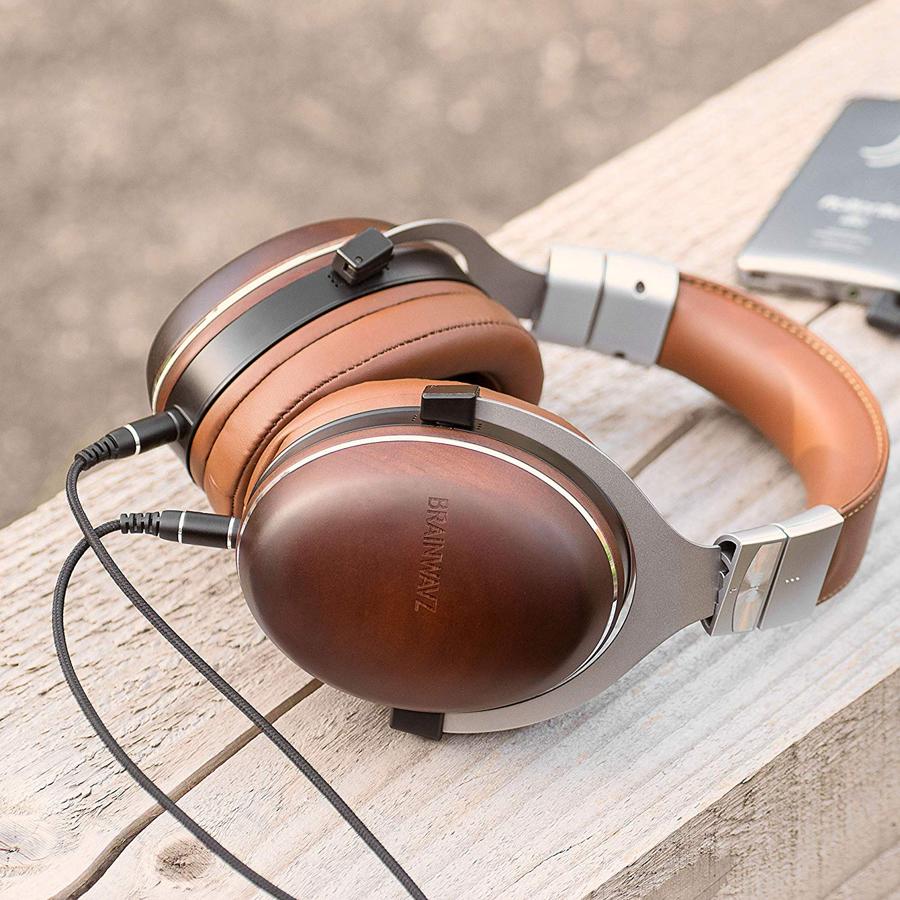 Auriculares Brainwavz HM100 de estudio. Todos, en algún momento, necesitamos unos auriculares así: de diadema, con calidad de audio superior y sintiéndote dentro de un videoclip cada vez que vas por la calle con ellos puestos. Vienen con un amplio paquete de accesorios que incluye un cable corto para un solo uso, y un cable más largo, de 3 metros para el trabajo en casa o en estudio. Un juego de almohadillas de repuesto ayuda a mantener el HM100 fresco durante años, y la carcasa rígida incluida lo mantiene todo seguro. Disponibles por195 euros.