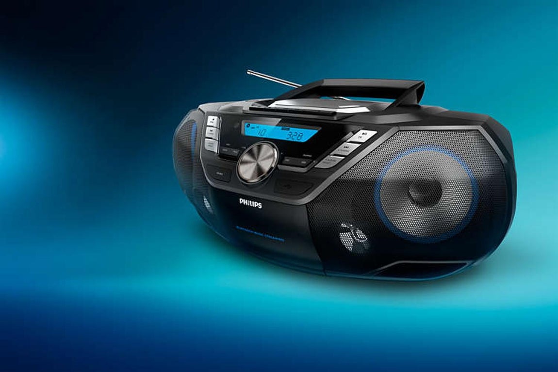 Radio de Philips. El compañero ideal para usar durante una ducha, mientras se desayuna… ¿Quién no tiene una radio que funciona también como reproductor de música? El sistema CD Soundmachine portátil de Philips es un potente sistema todo en uno que puedes llevar contigo a cualquier parte. Esta radio libera la música desde cualquier fuente: USB, Bluethooth, CD, casette… Disponible desde 114 euros.