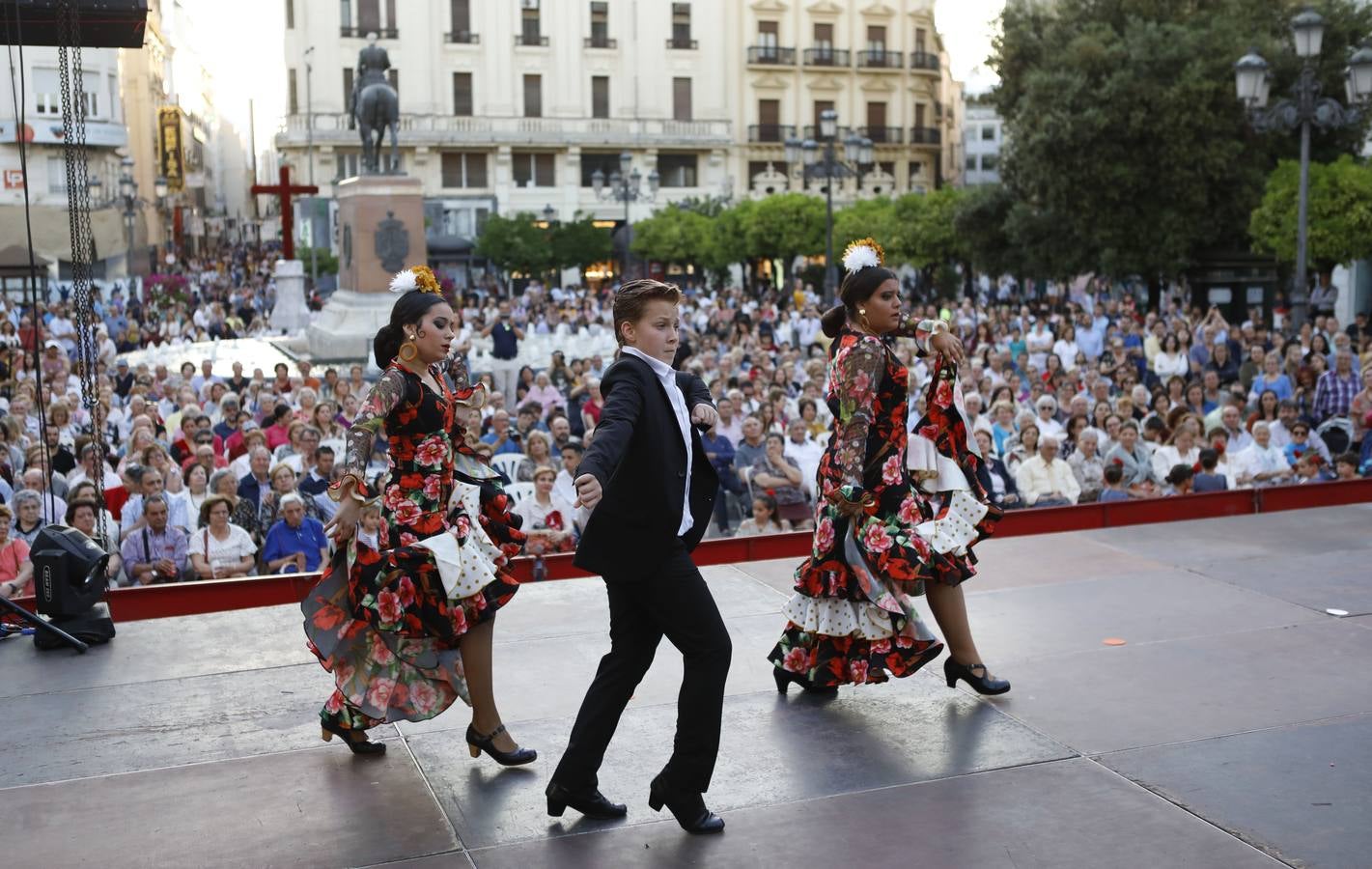 La actuación de las academias de baile de Córdoba en las Tendillas, en imágenes