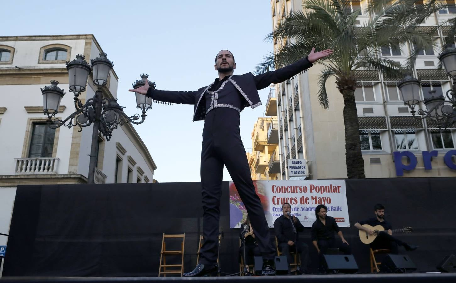 La actuación de las academias de baile de Córdoba en las Tendillas, en imágenes