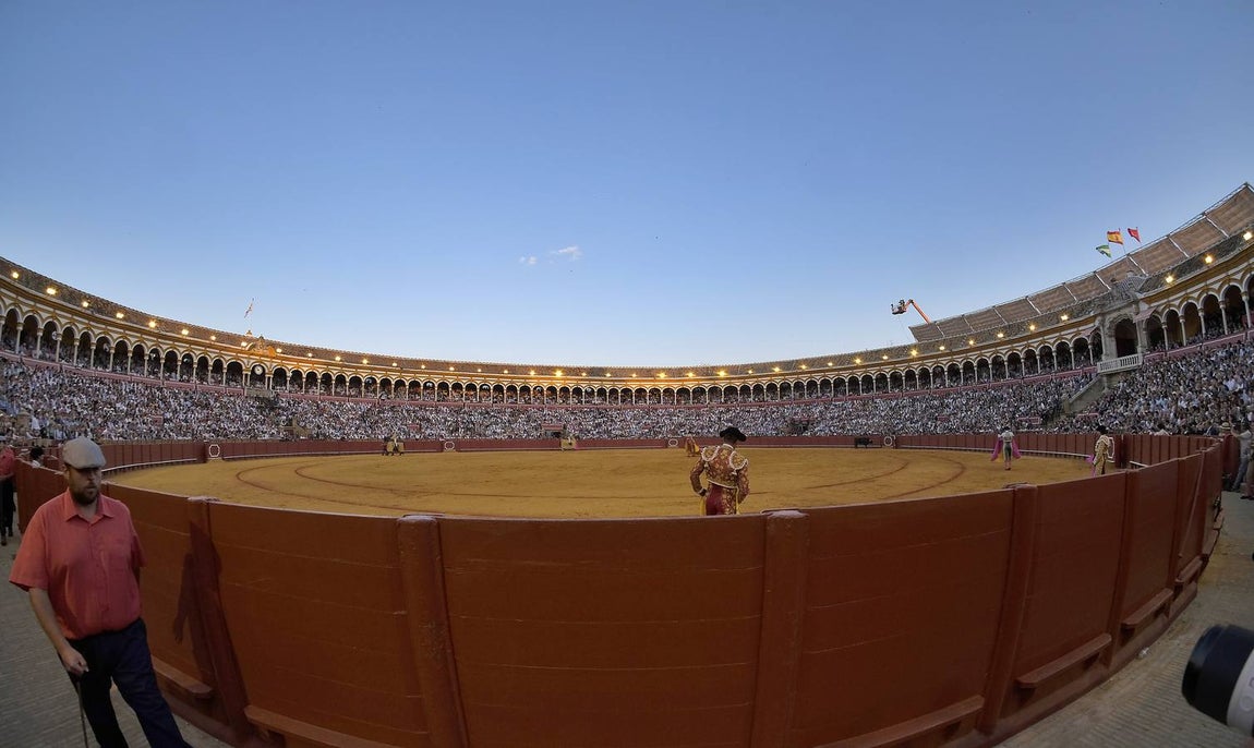 Roca Rey cuaja el mejor toro de la tarde en la Maestranza