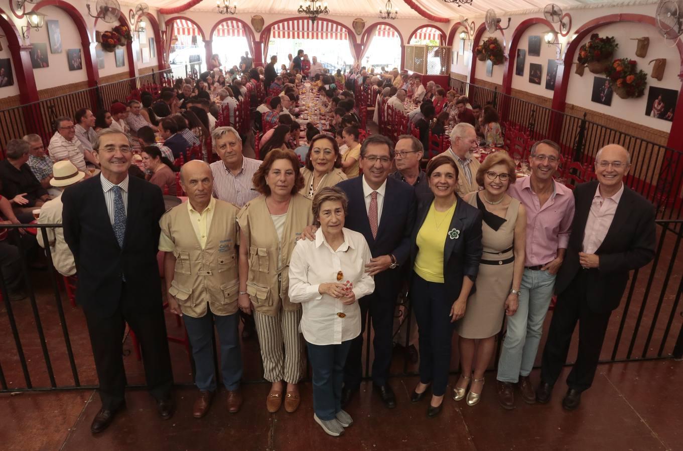 Antonio Pulido y Mercedes Camacho, junto a algunos de los participantes en el almuerzo solidario organizado por la Fundación Cajasol