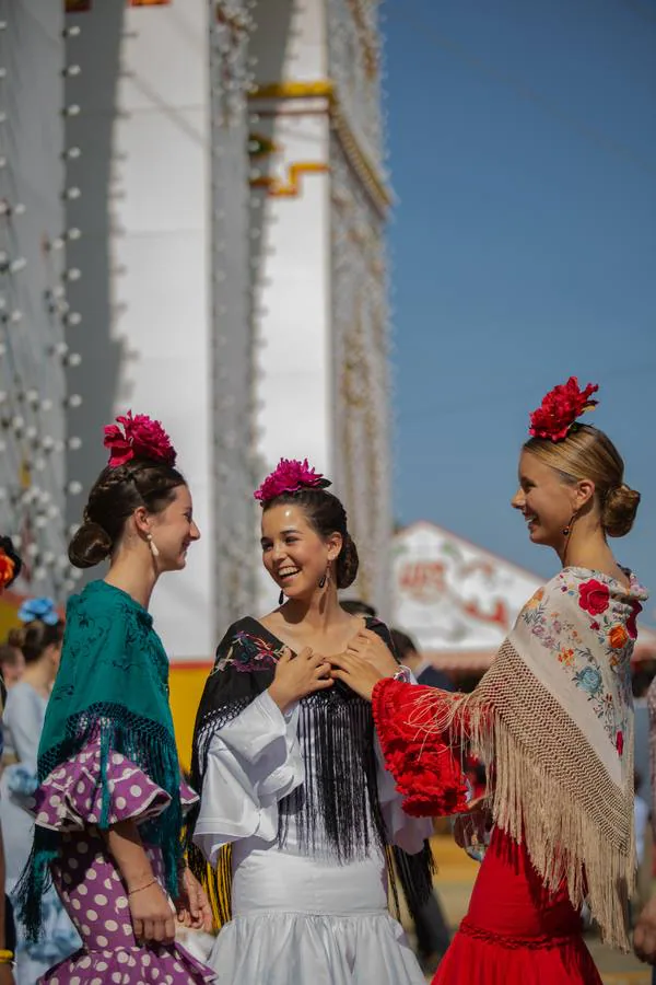 Feria de Sevilla: Vibrante y colorido domingo en el real