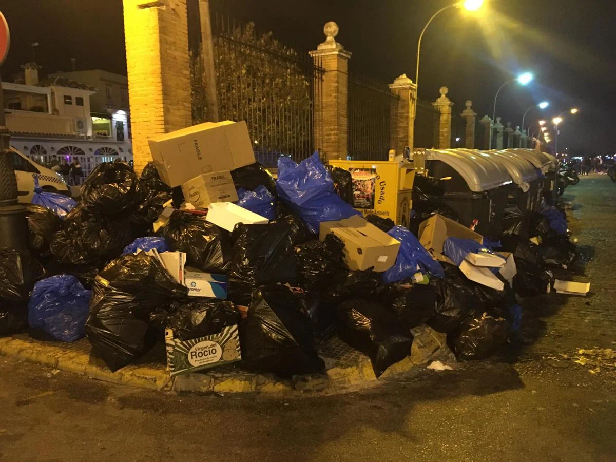 La acumulación de basura obliga a las partes a buscar una solución en El Puerto