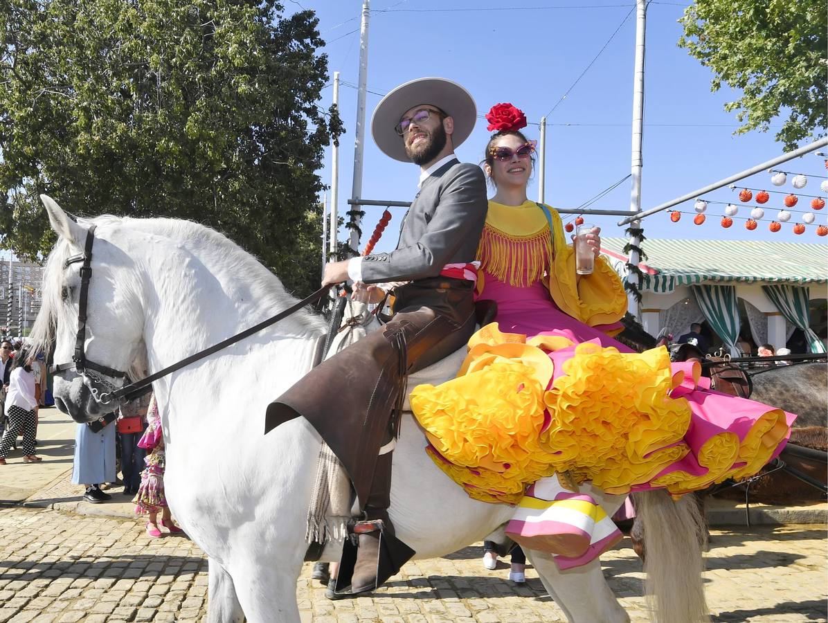 En imágenes, los famosos se dejan ver por el Real de la Feria